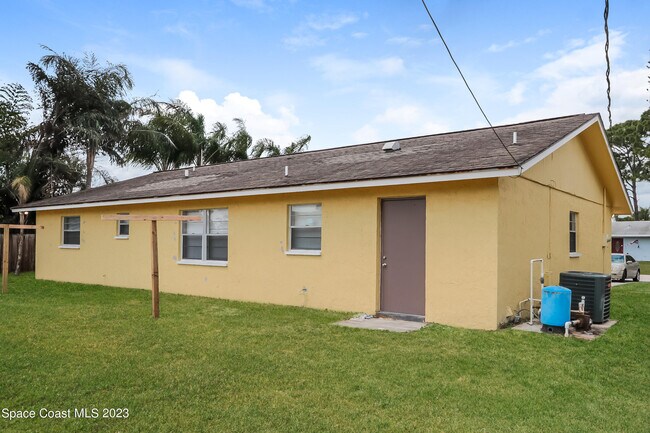 Building Photo - 159 NW Avens St
