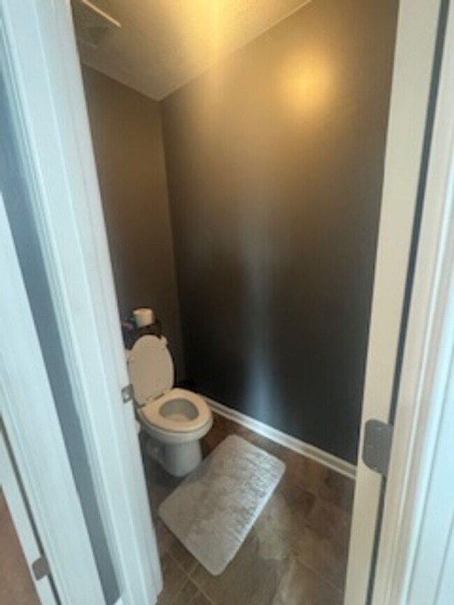 Building Photo - Available Now! Beautiful 3-Bedroom Home in Canterbury Farms