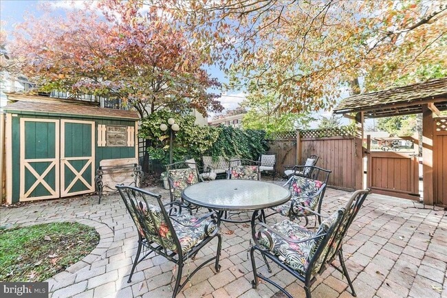 Building Photo - 240 W Miner St