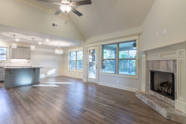 Building Photo - For Lease - 3 Beds, 2 Baths, 2300sqft home...
