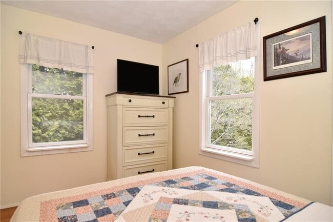 Building Photo - 390 Pendar Rd