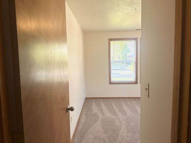 Building Photo - 3 Bedroom 2 Bath McMinnville OR