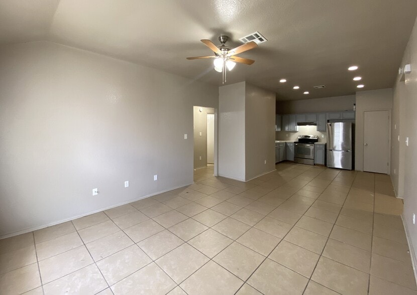 Building Photo - 3210 Toledo Dr
