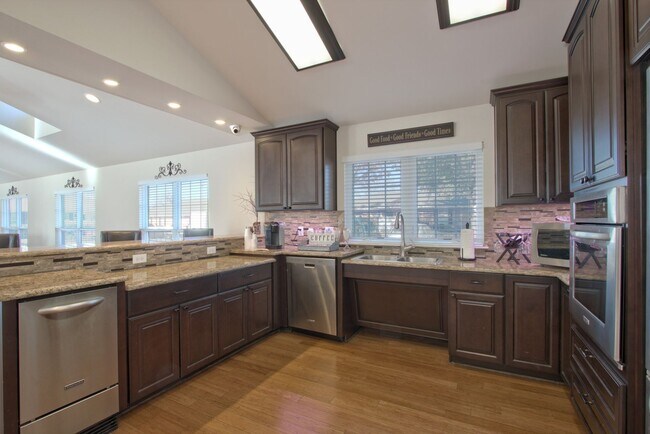 Building Photo - Solms 1 Bed | 1 Bath 670 Sq. Ft.