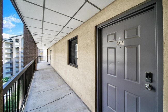 Building Photo - Lovely Two Bed Two Full Bath Condo in Fort...