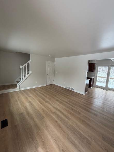 Building Photo - 8060 Mountain Vw