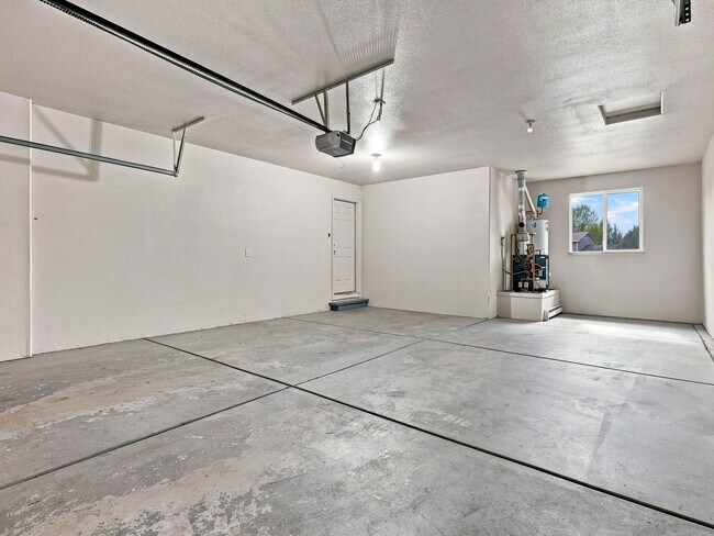 Building Photo - 566 Placer St
