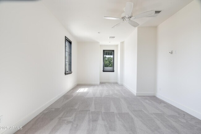 Building Photo - 4901 E Amelia Ave