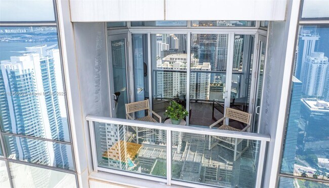 Building Photo - 1425 Brickell Ave