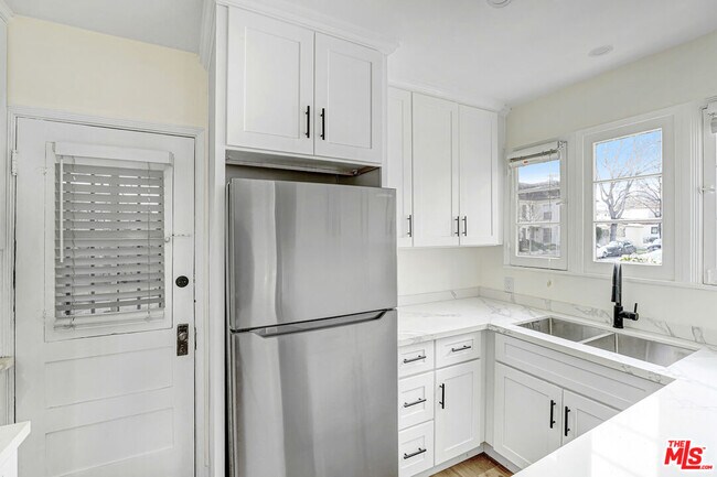 Building Photo - 168 S Elm Dr