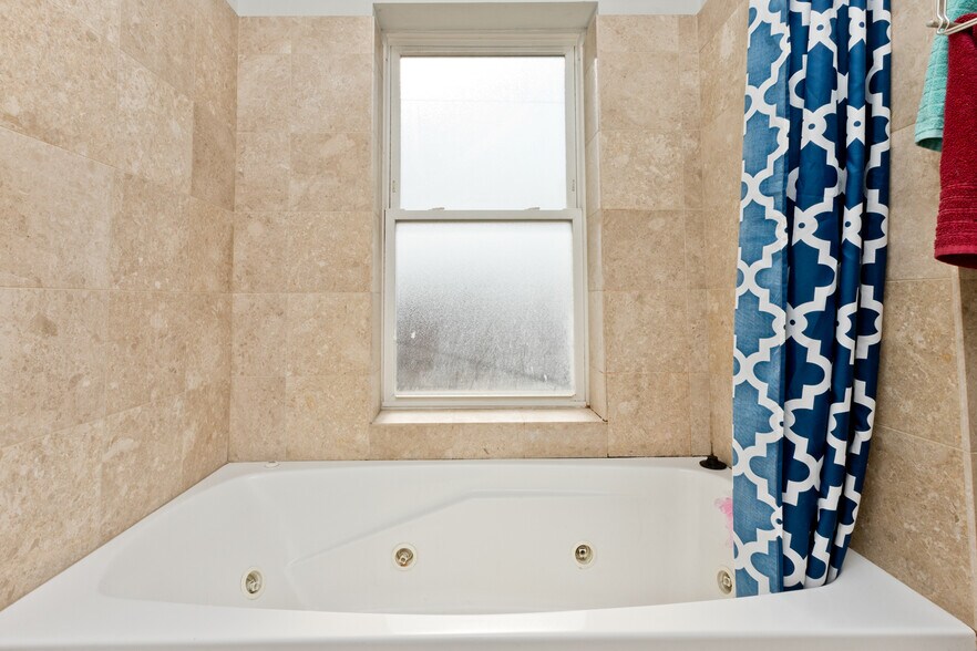 Building Photo - 2715 N Sawyer Ave