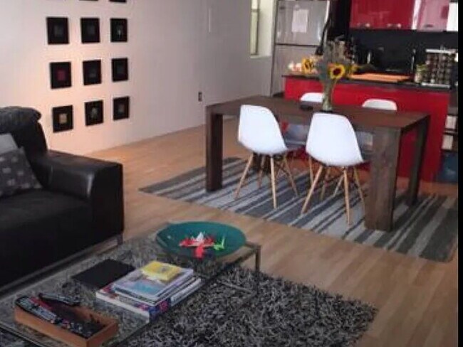 Building Photo - "Chic Urban Retreat: Spacious 1-Bedroom Apartment in the Heart of San Diego – 750 Sq Ft of Comfort!"