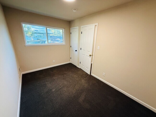 Building Photo - 3 bed 2 bath unit with 1 car garage - Pet Friendly