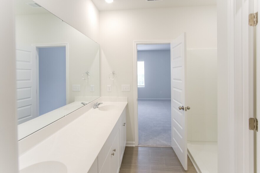 Building Photo - 658 Watercliff Dr