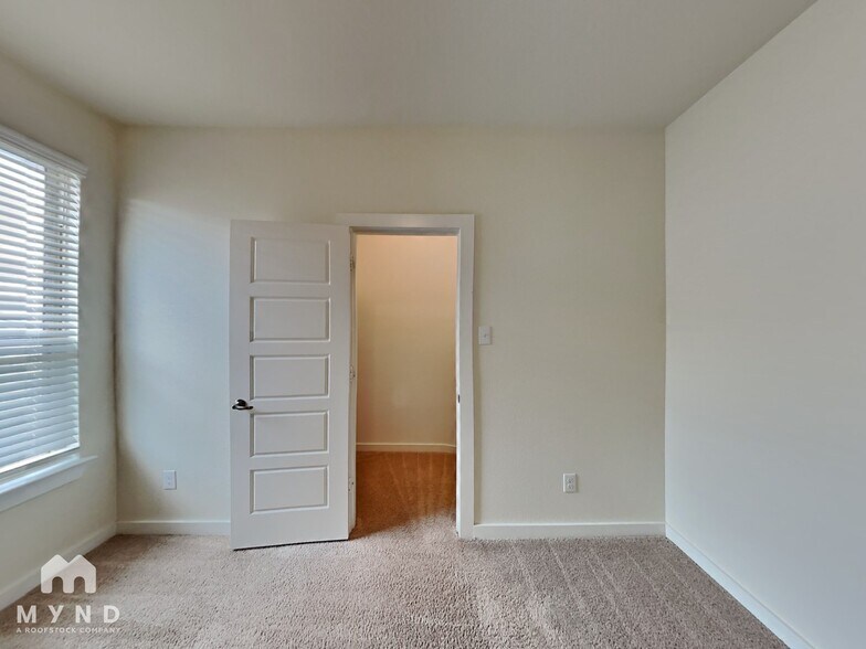 Building Photo - 4725 Tanglewood Dr