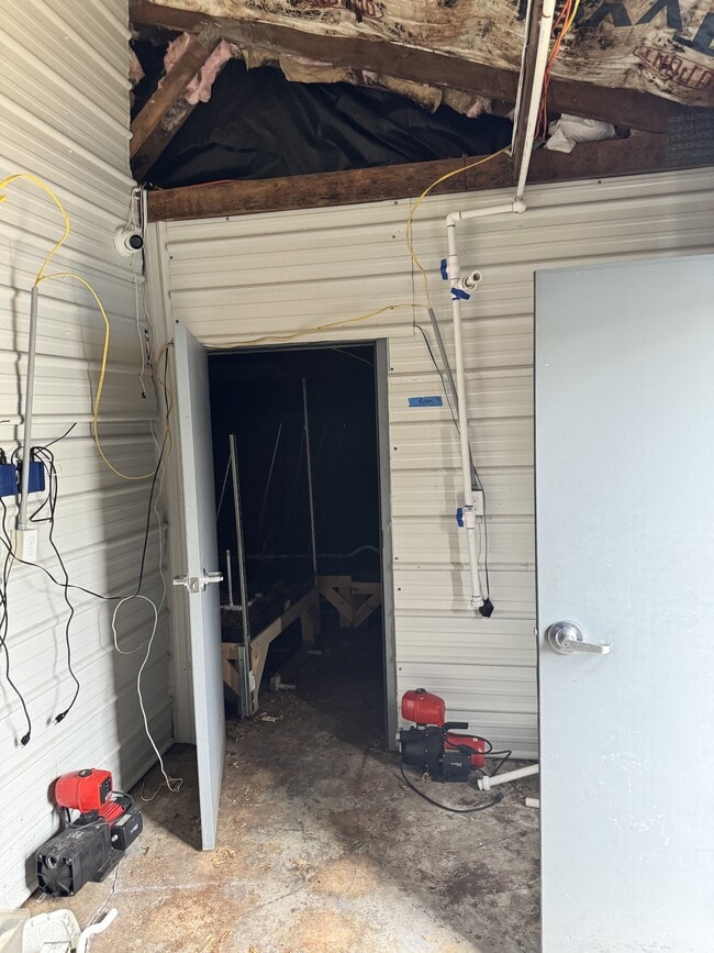 Building Photo - 16093 SW Roy Rogers Rd