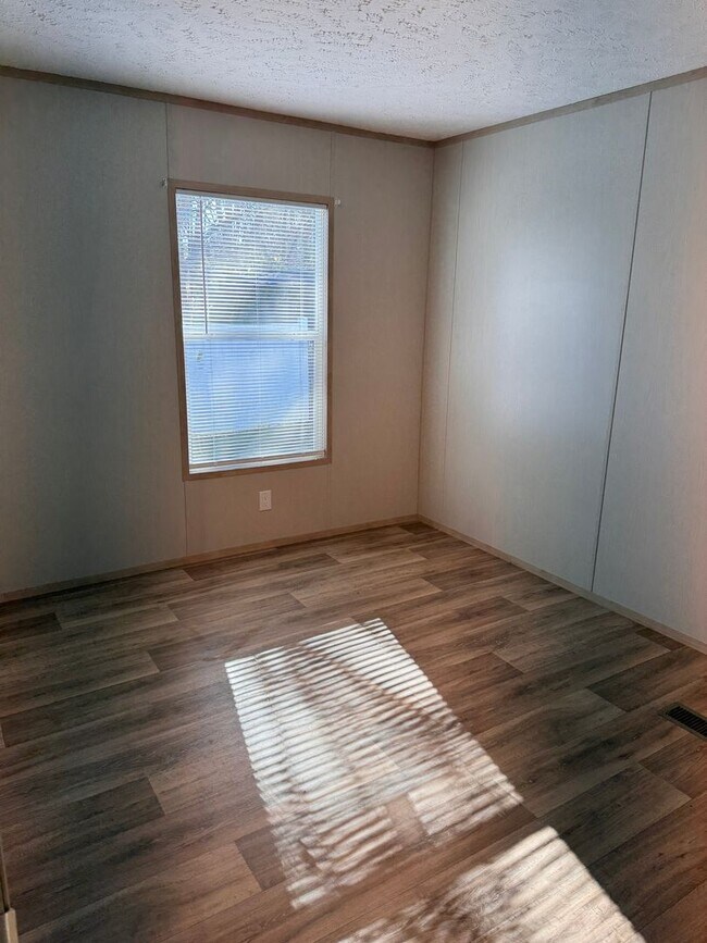 Building Photo - 3 Bedroom || 2 Bathroom in Concord