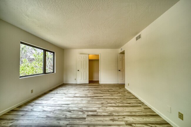 Building Photo - Beauty on Bowstring Drive