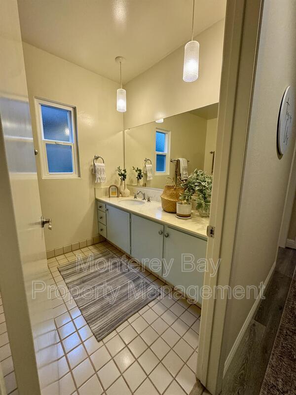 Building Photo - 31 Del Mesa Carmel