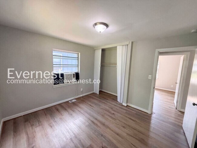 Building Photo - 3 Bed, 1 Bath Home with Fenced Yard / Vouchers Accepted / Available Now!