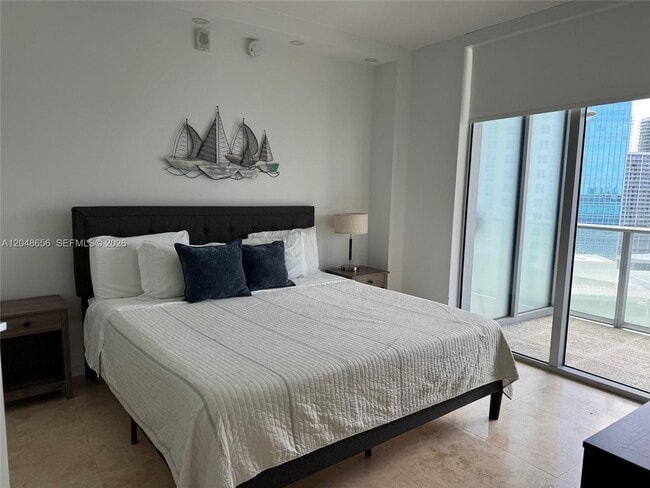 Building Photo - 1300 Brickell Bay Dr