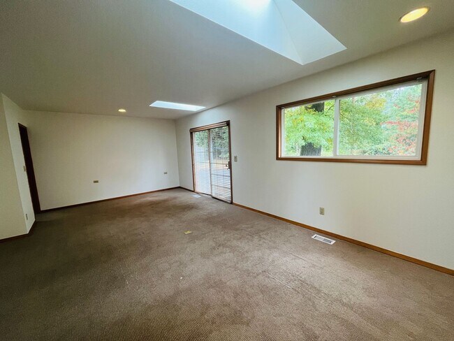 Building Photo - Charming One-Level Home in Garden Home — Near Washington Square & Trader Joe’s! Landscaping Inclu...