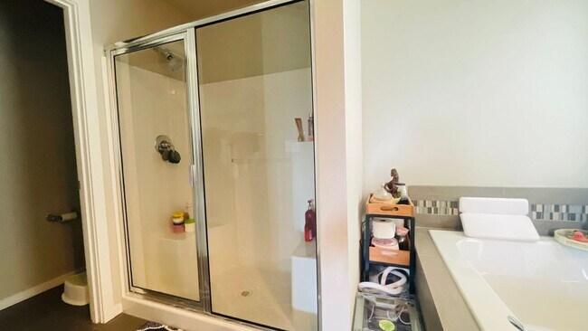 Building Photo - Spacious Corner 5 bed Single Family Home i...