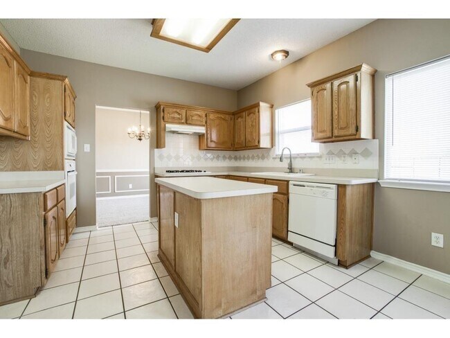 Building Photo - 137 W Clubview Ct