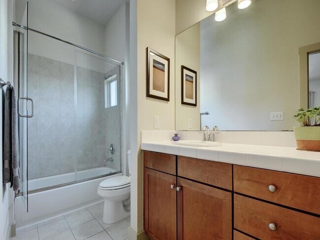 Building Photo - 2520 Bluebonnet Ln