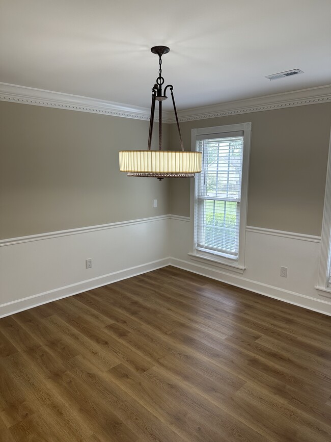 Building Photo - 110 Englewood Dr