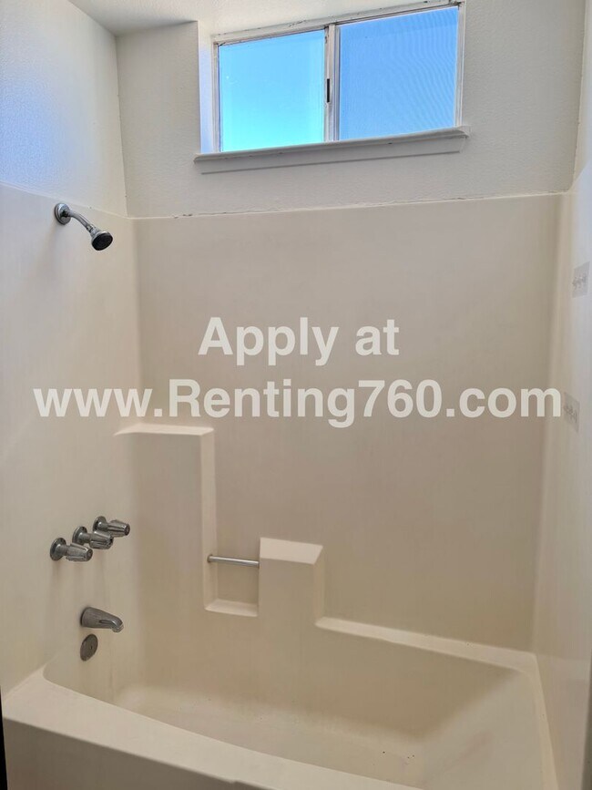 Building Photo - Spacious 2 Bed 1 Bath Home With Indoor Lau...