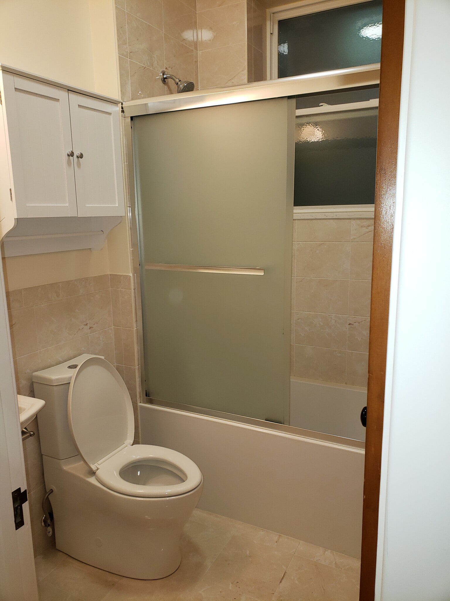 Full bathroom 2 - 912 W Newport Ave