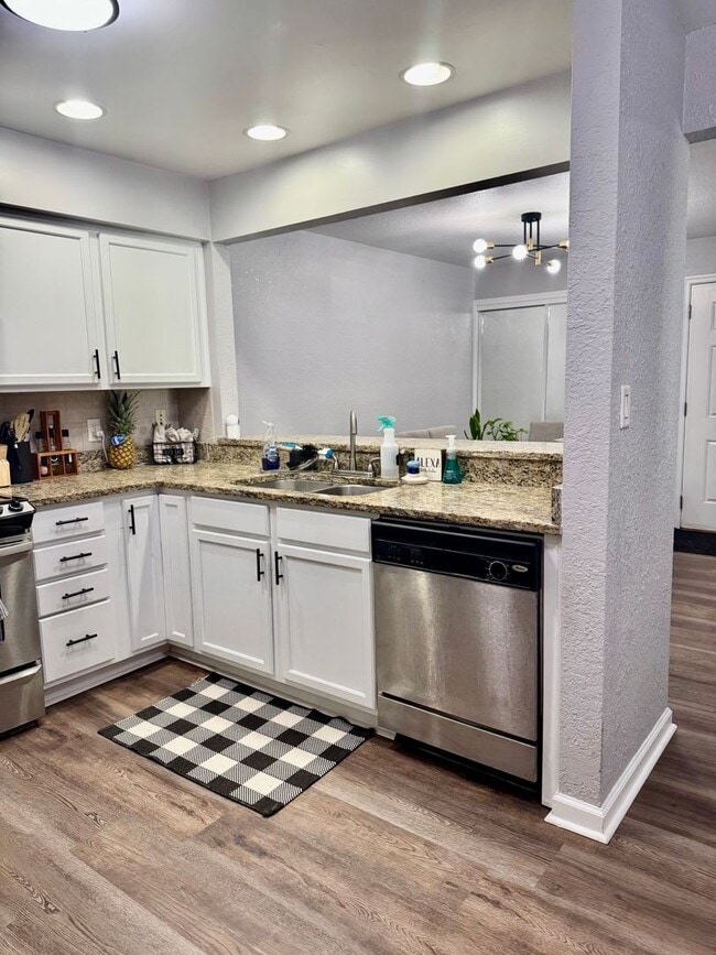 Building Photo - Gorgeous 2 Bedroom/2 Bath Condo