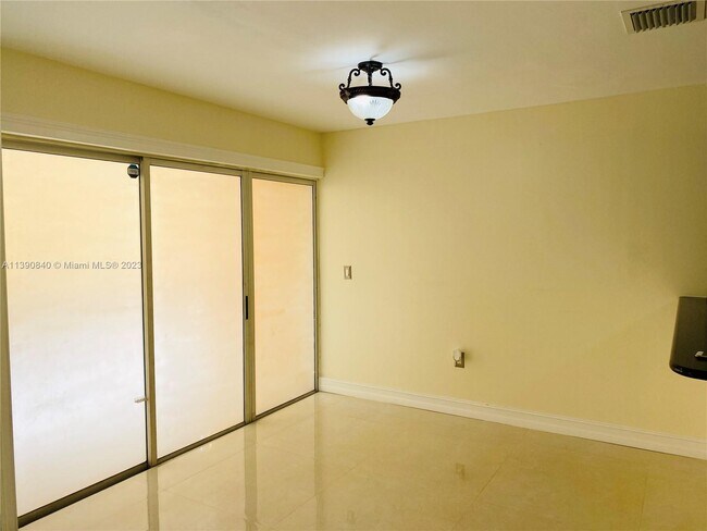 Building Photo - 6225 SW Kendale Lakes Cir