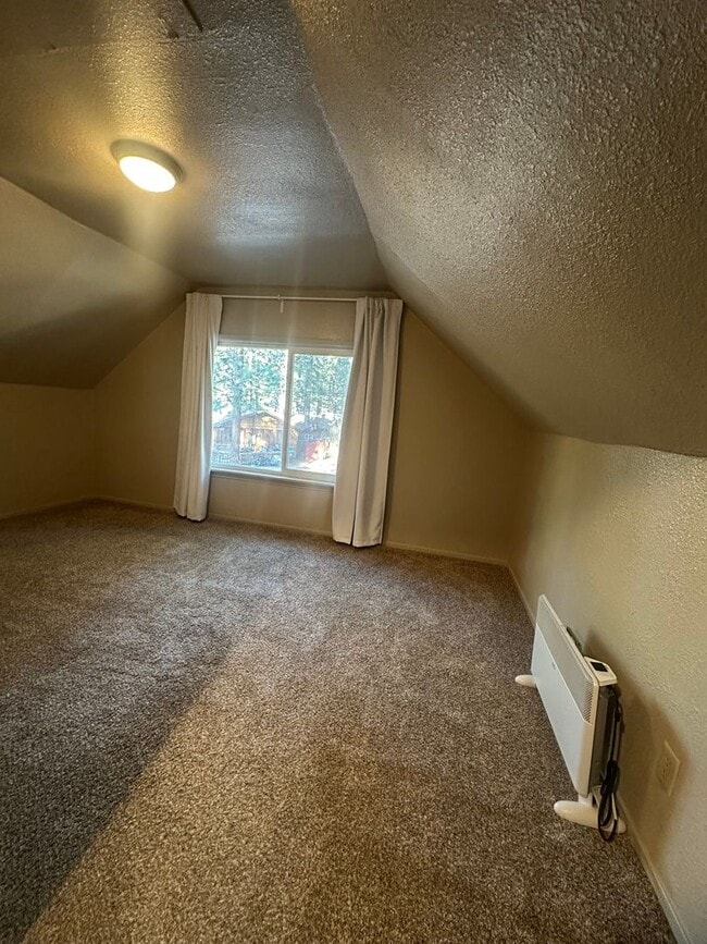 Building Photo - Quaint 3 Bedroom Home with Modern Upgrades...