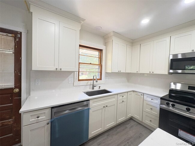 Building Photo - 27 Floral Dr