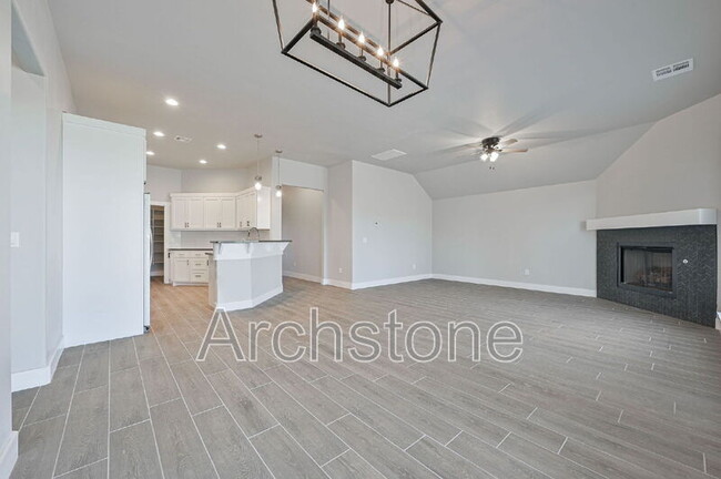 Building Photo - 2140 N Everest Ave