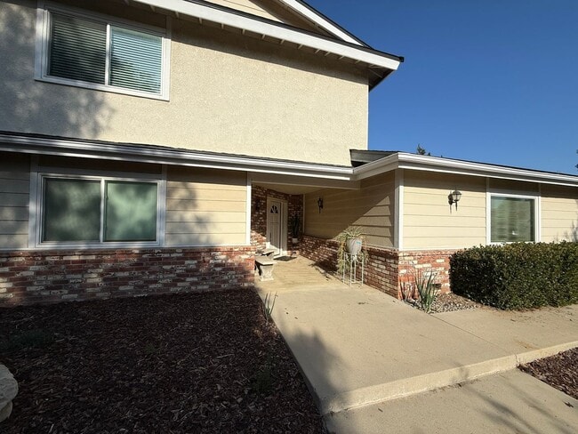 Building Photo - Large 2-story 4 bed, 3 bath on huge lot