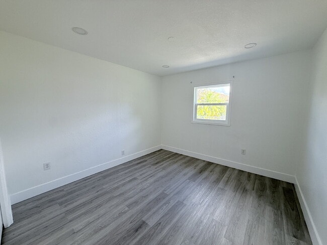 Building Photo - 4-bedroom, 2-bathroom