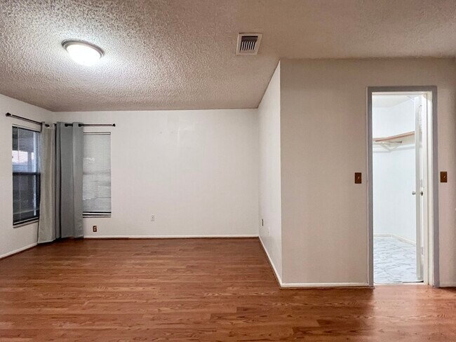Building Photo - Spacious 3 bedroom 2 bath 2 car garage hom...
