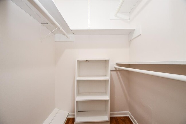 Building Photo - 2824 Briarhurst Dr