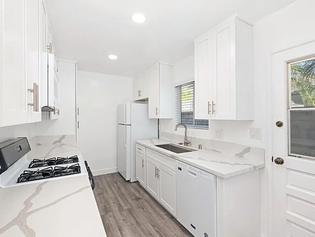Building Photo - Eastside Costa Mesa Upgraded 2 bed, 1 bath