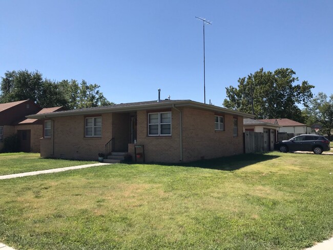 Primary Photo - 3 Bedroom, 1 bathroom with Double Detached...