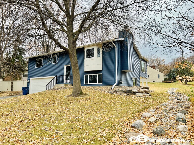 Building Photo - 7575 Lanewood Ln N