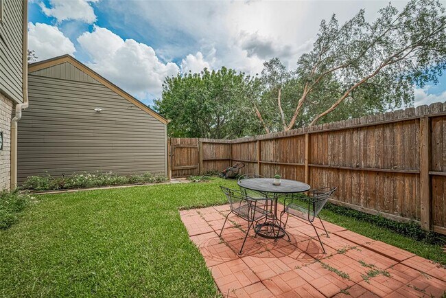 Building Photo - 12231 Carriage Hill Dr