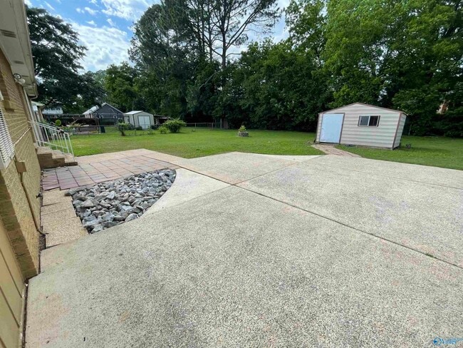 Building Photo - 304 Meadowbrook Dr SE