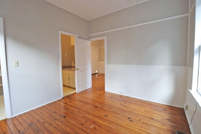 Building Photo - 1 Bedroom, 1 Bathroom Cottage in Heathwood - Available Now!