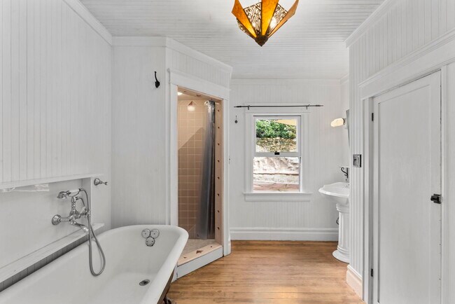 Building Photo - 1409 Avon Park Ter