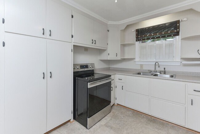 Building Photo - Charming 3 Bedroom, 2 Bath All-Brick Bungalow with Garage!