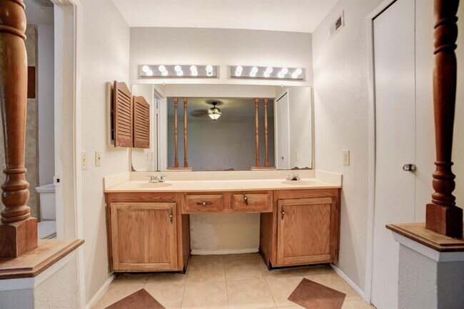 Building Photo - 2822 Canary Ln